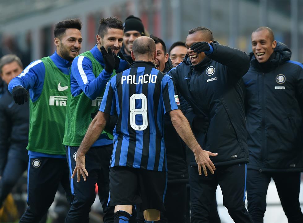 两位体坛巨星会面，樊振东欢乐开怀非常松驰，齐达内眼中充满欣赏（体坛双星同框，樊振东笑容灿烂神态轻松，齐达内目光尽显赞赏）