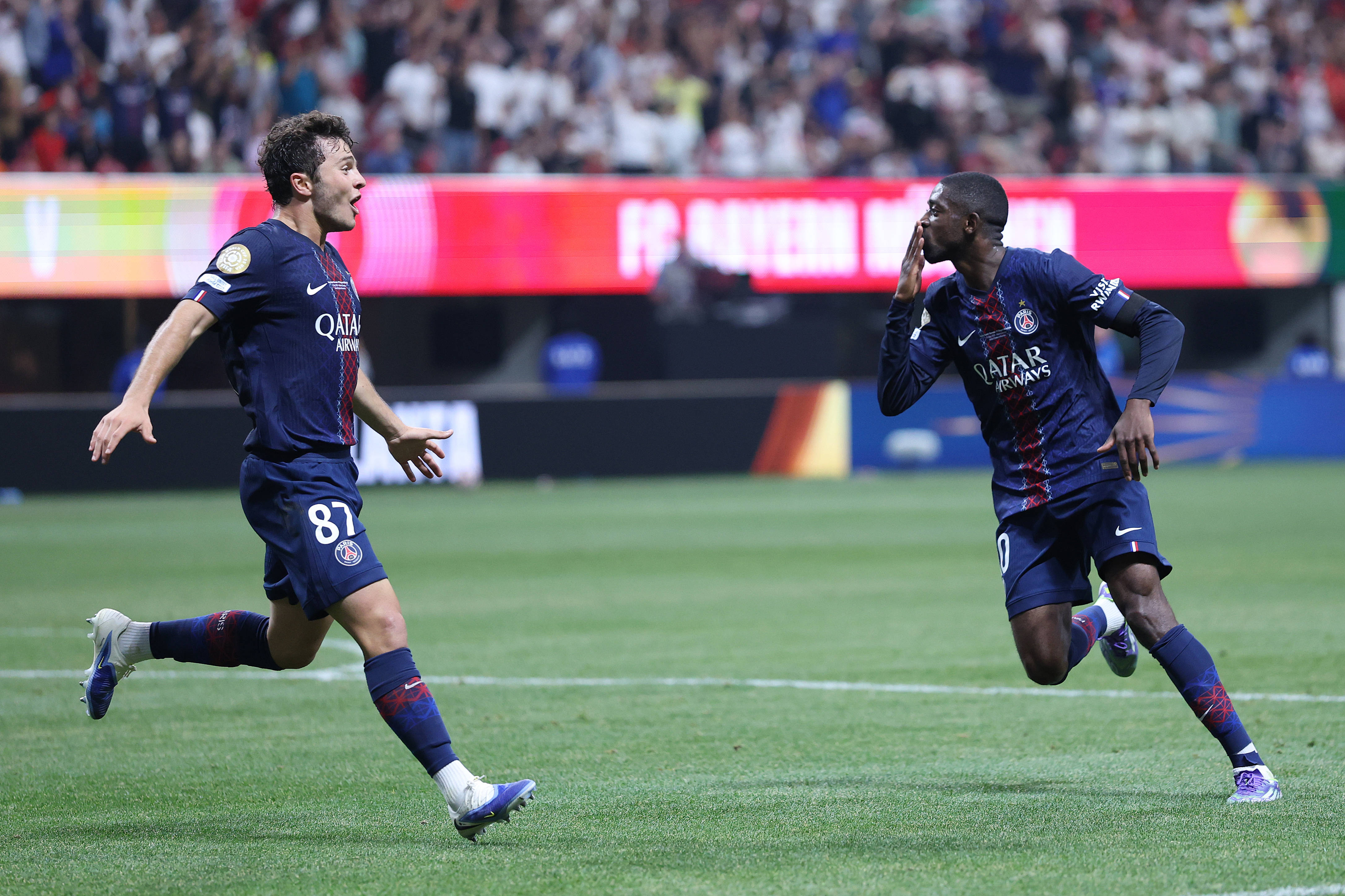 吉拉西多特生涯欧冠已打入15球，队史仅次于罗伊斯和莱万（吉拉西欧冠累计15球，在多特队史仅逊罗伊斯与莱万）