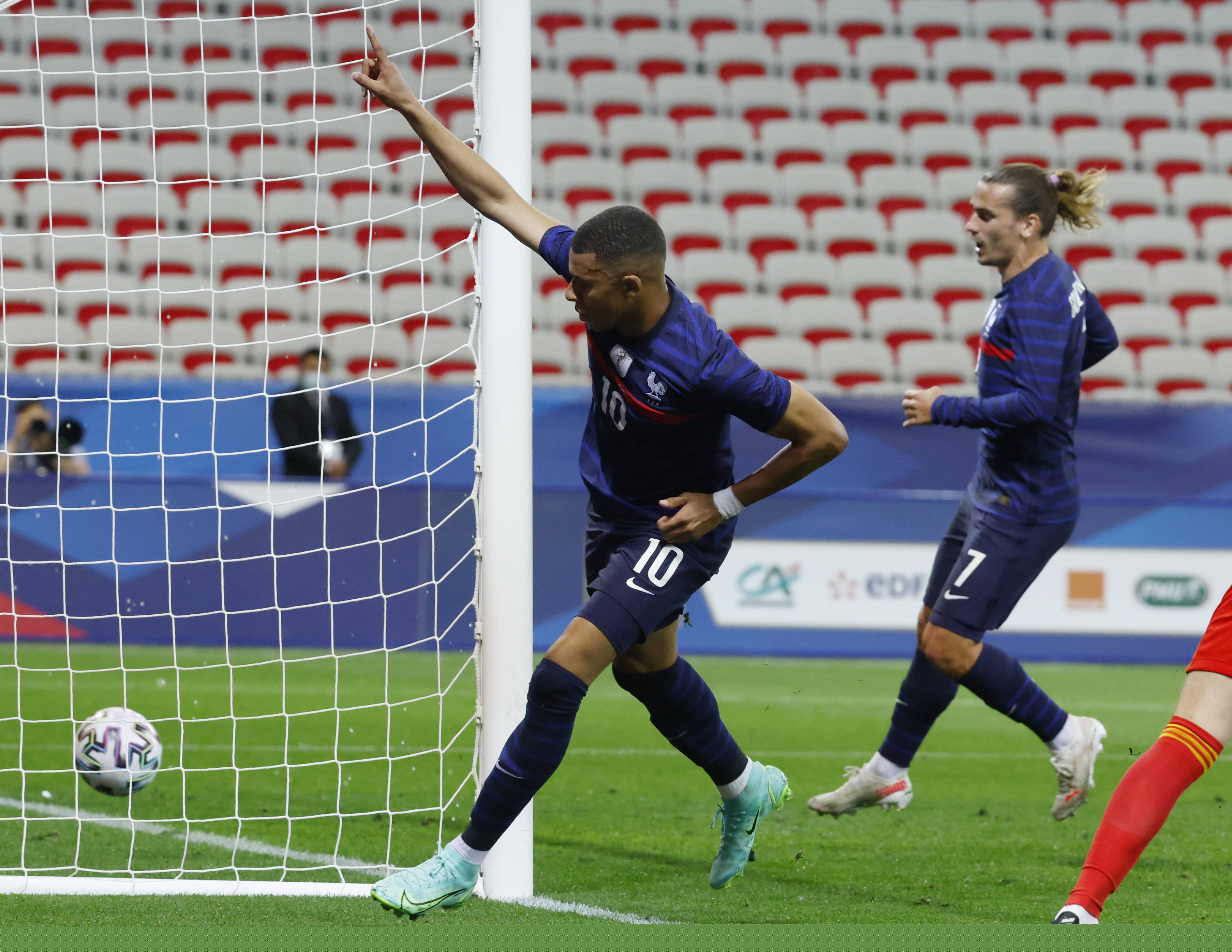 TA报道4-3-3阵型：起源于荷兰全攻全守，如今阵型界限已模糊（TA解读4-3-3：源自荷兰全攻全守，现代阵型边界愈加模糊）