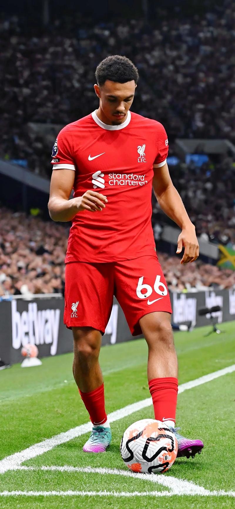 尤文航班延误，挪威当地球迷抓紧机会在机场与他们合影留念（尤文航班晚点，挪威球迷趁机在机场合影）