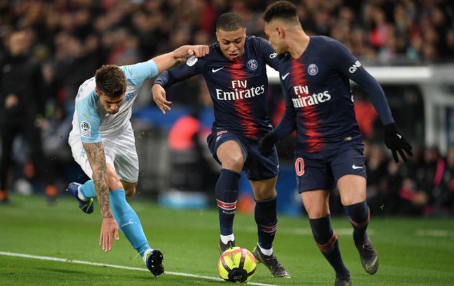 莱万过去15次首发出战法兰克福斩15球，曾两次上演帽子戏法（莱万近15次首发战法兰克福轰入15球，两次上演帽子戏法）