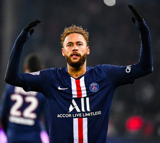 日职联半场：双方门将发挥神勇，福冈黄蜂0-0大阪钢巴（日职联半场战报：两队门神高接低挡，福冈黄蜂0-0大阪钢巴）