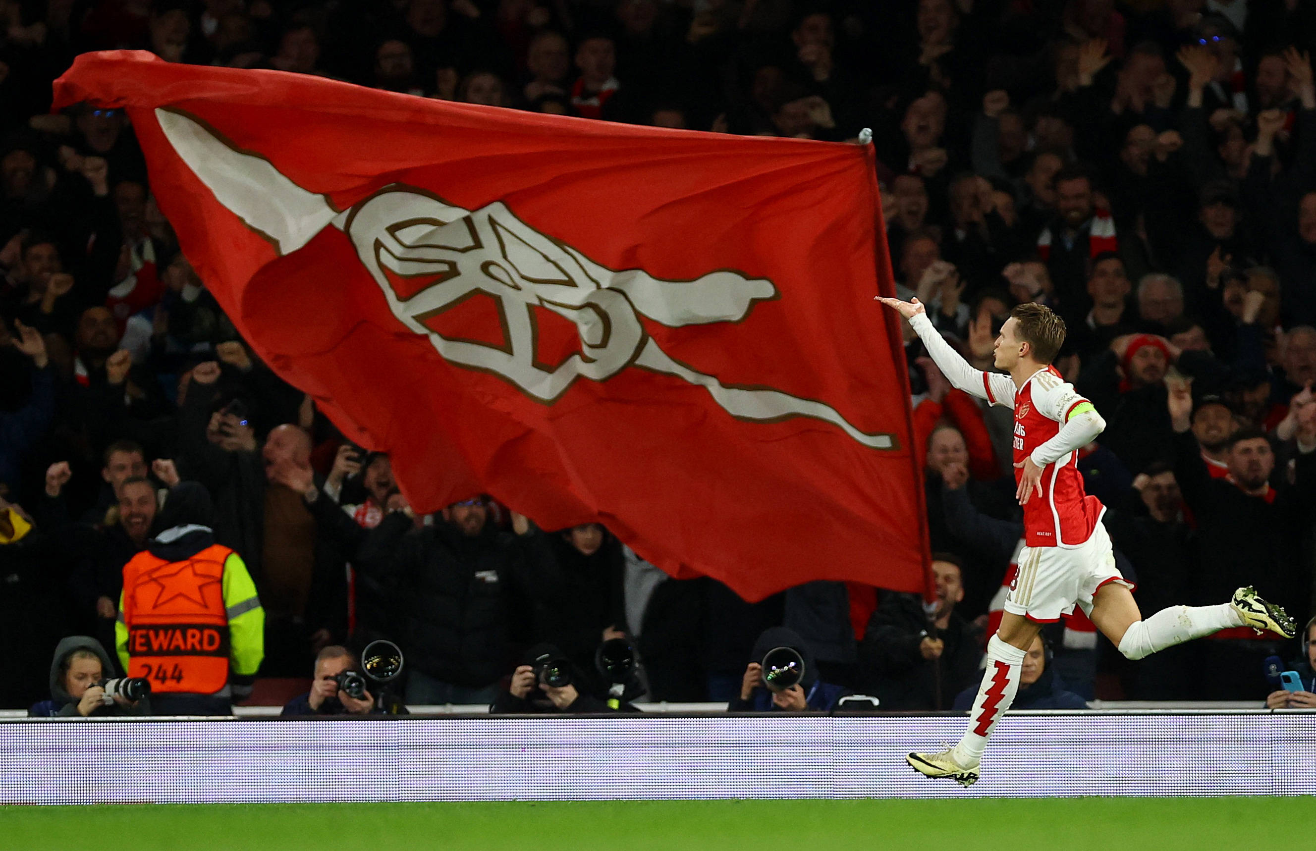 迈尼昂在加比亚社媒动态下留言，后者回复：请续约（迈尼昂在加比亚动态下互动，加比亚回复：请续约）