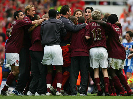 2025／26赛季英超：维拉6连胜狂飙遇枪手不败金身！英超榜首保卫战即将打响（英超2025／26：阿斯顿维拉六连胜碰上阿森纳不败纪录，榜首保卫战一触即发）