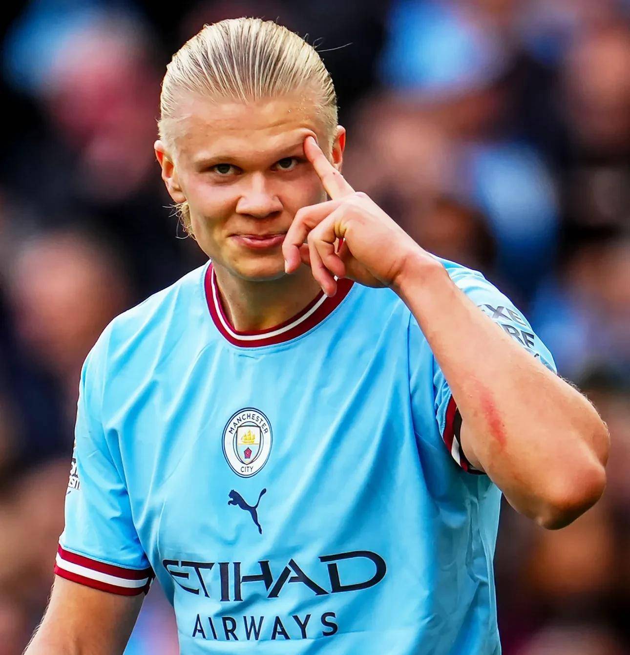 尤文航班延误，挪威当地球迷抓紧机会在机场与他们合影留念