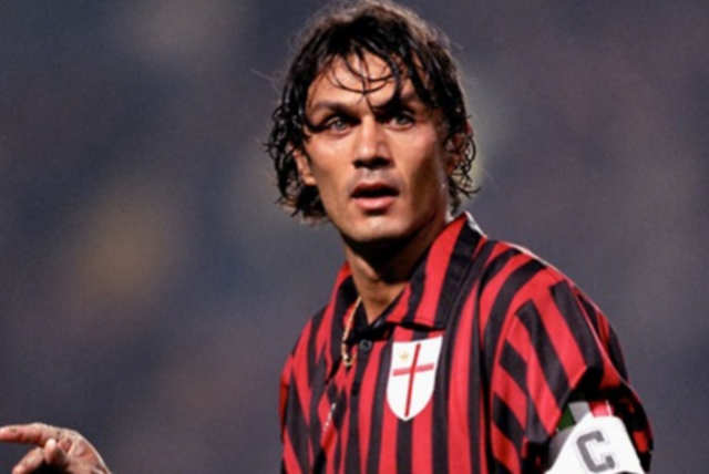 萨勒马克尔斯比赛里与裁判对峙，还被裁判踢了一脚（萨勒马克尔斯赛中与裁判对峙，竟被裁判踢了一脚）