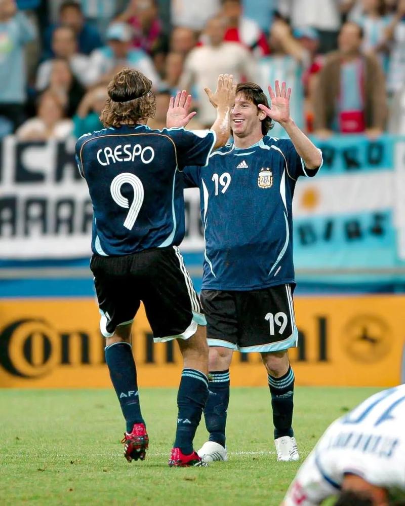 阿德莱德联官方：古德温在场边默默支持着队友们（阿德莱德联官宣：古德温场边观战，低调为队友打气）