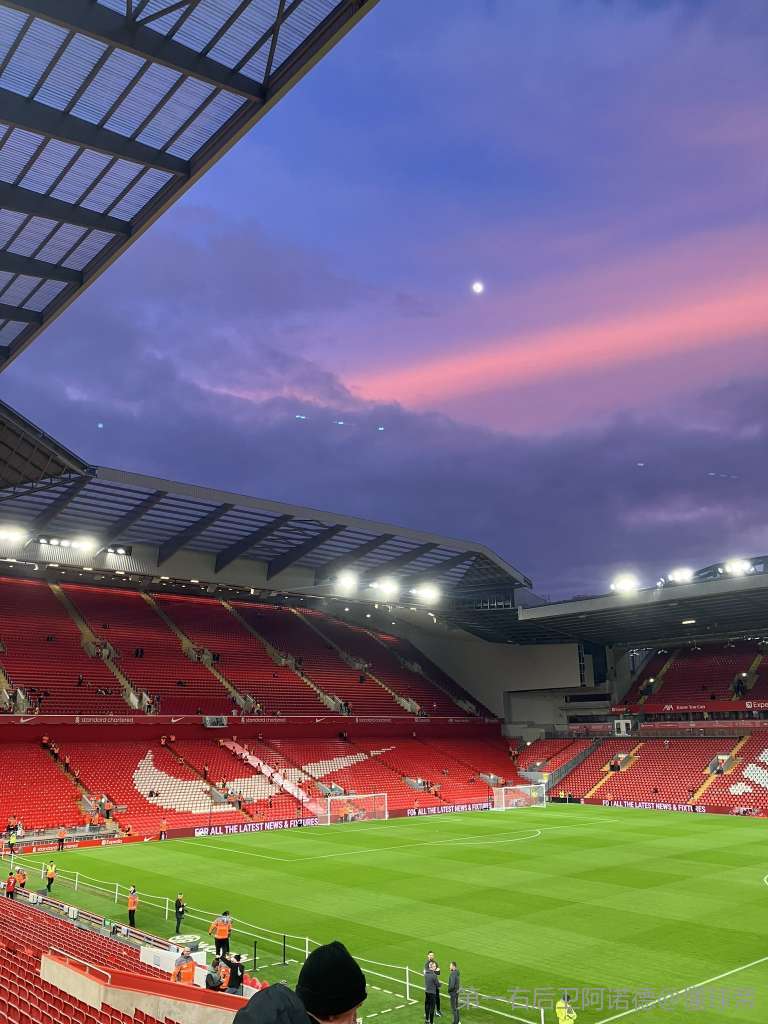 助罗马升至意甲榜首，斯维拉尔达成罗马生涯100场里程碑（斯维拉尔迎罗马第100战，助球队登顶意甲榜首）